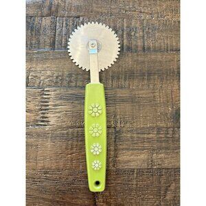 Vintage Pastry Cutter With Green Daisy Plastic Handle Kitchen Decor